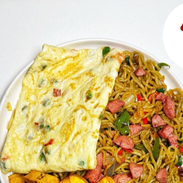 Stir-fried noodles with omelette